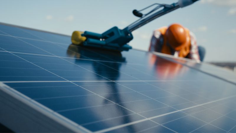 dich-vu-ve-sinh-va-bao-tri-he-thong-nang-luong-mat-troi3